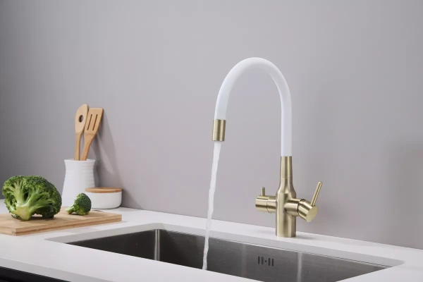 Смеситель для кухни Paulmark Salix Sa213419-BRw, с гибким изливом, бронза / белый